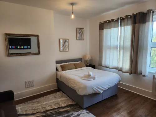 Immaculate 1-Bed Apartment in Greenhithe Hotels in Stone
