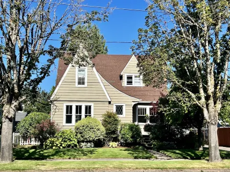 Spacious basement apt. Off-street parking, washer & dryer, kitchenette, sleeps 4