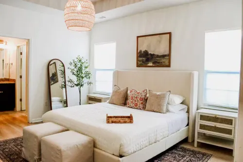 3 Bed. Downtown Designer Den w/ WiFi & AC in Amazing Greer NEAR AIRPORT