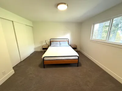 Spacious 4-bedroom Upper unit Flat, SeaTac no fly zone, with WiFi, AC