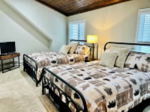 Just minutes from Beech Mtn Ski Resort /Townhome /Fire Pit & Fireplace / Pets OK