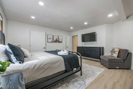 Summit Sanctuary: Urban Elegance mins from Downtown