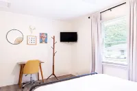 Artist's Bungalow- 1/2 mi from Covington Square
