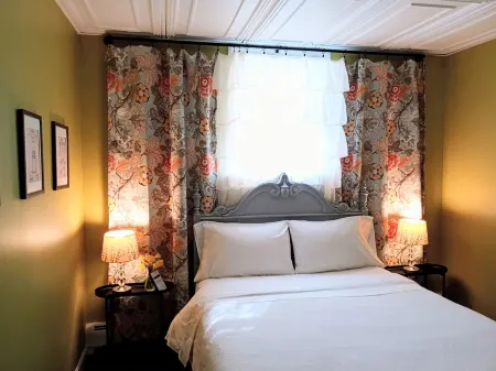 Taylor's Pharmacy Guesthouse Отели рядом с достопримечательностью «Battleship Cove»