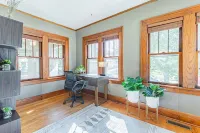 Modern Bungalow: spacious 3BR home near downtown Champaign & campus