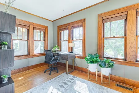 Modern Bungalow: spacious 3BR home near downtown Champaign & campus Отели рядом с достопримечательностью «Illinois Terminal»