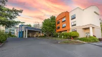 Holiday Inn Express Bellingham Hotels near Trader Joe's