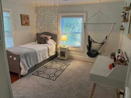 Heart of DT Southport with private, fenced yard! Perfect for pets!  Sleeps 4