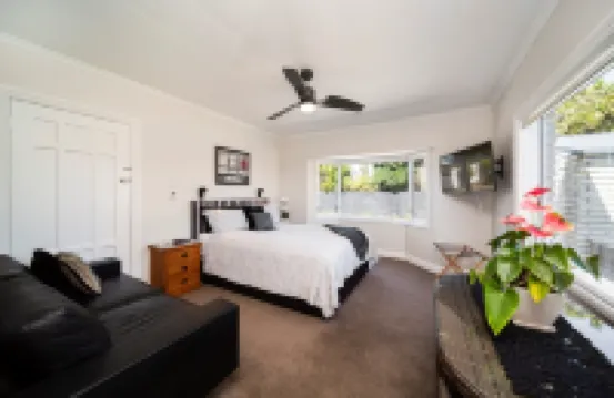 Modern Studio, close to Beach and Port 酒店