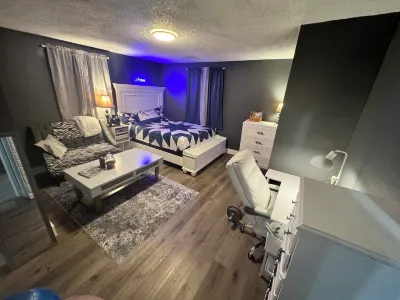 Charming 2-bedroom house with AC, WiFi in awesome Tulsa! 5 minutes from the BOK! Hotels near Gilcrease Museum