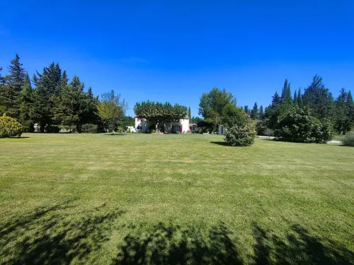 Charming cottage in the countryside between St Rémy de Provence and Avignon Hotels in Eyragues