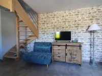 SMALL ROSES SANDSTONE HOUSE NEAR THE BEACHES