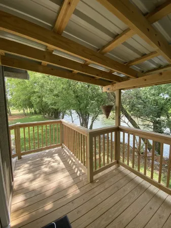 Gorgeous 2-bedroom cabin on the Watauga River!