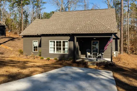 Family Friendly Americana Living at Cabin America on Lake Martin