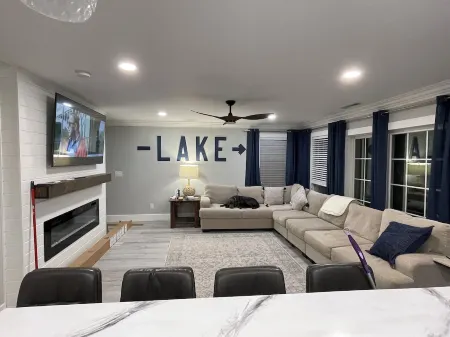 Eagles Nest - 3 Bedroom home with private dock - no wake cove