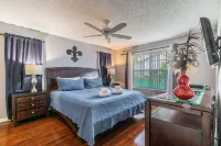 "Potter's Castle New, 3 BR, Pool, Sleeps 8, Near Dis, LOW Rates!