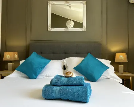 Seafront villa, sandy beach, heated pool, sauna, fitness,. Hotels in Duce