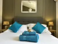 Beachfront Villa Omiš – 20m from Sea, Heated Pool, Sauna & Top Location - 露台