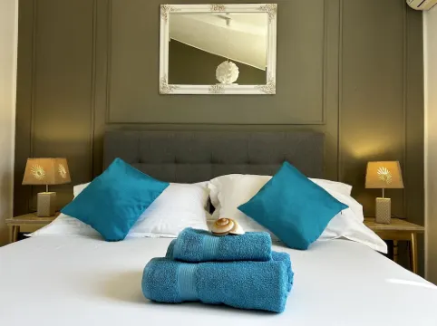 Seafront villa, sandy beach, heated pool, sauna, fitness,.