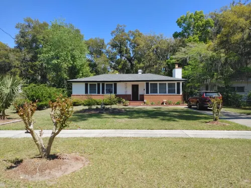 Beautiful 3bd home with LARGE deck!