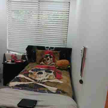 Safe secure home in a private court.  Close to airport n shopping centres city Rooms