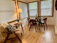 2/1 Coastal Town Oasis ~ Minutes to the Beach
