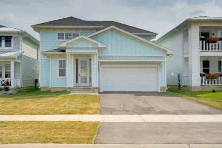 Cozy, spacious family home w/ Arcade! 5 mins from Beach! Отели в г. Порт Станли