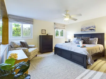 Immerse Yourself in Luxury at our breathtaking beachfront Condo! Отели в г. Сент-Томас