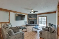 Blue Manor Luxury Home *15 min. from Airport*