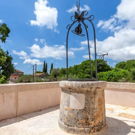 Villa Elena - Four Bedroom Villa with Pool Отели в г. Голаш