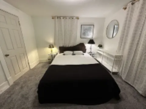 Fireside Retreat, Place To Stay in Warren Ohio, Sleeps 8 Hotels in Warren