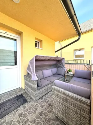 Secret Lakeside Hotel a 