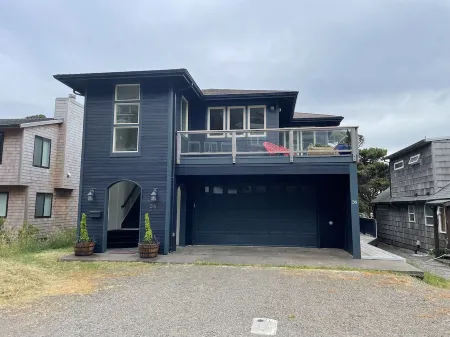 Spacious Beach House - 30 seconds to sand