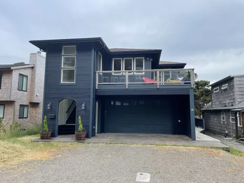 Spacious Beach House - 30 seconds to sand