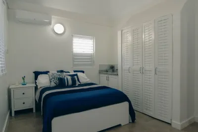 Timeless - Lovely beach cottage. Private pool, ocean view, beach access. R &R ! Отели в г. 
