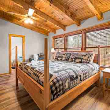 Entire Cabin! Hot Tub!  Sleeps 12 4 BD/4BA. 1 Mile to Convention Center Rooms