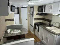 Comfortable RV_Self Check-in, freeWIFI, Free parking, full kitchen, bathroom.