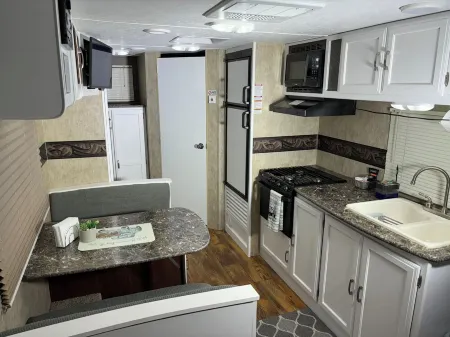 Comfortable RV_Self Check-in, freeWIFI, Free parking, full kitchen, bathroom.