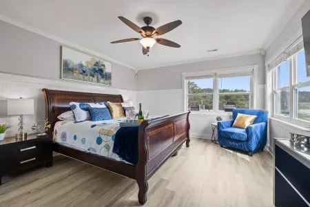 WATERFRONT*SEMI-PRIVATE BEACH*KING BD* DUAL DESK WORKSTATIONS* BLAZING FAST WIFI