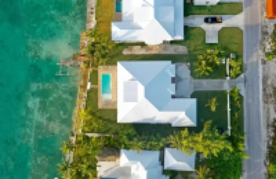 BRAND NEW - Luxurious Oceanfront Escape in Treasure Cay with Pool and Dock! のホテル