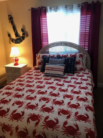 Postcard Views/Paradise Found/Pinnacle Port