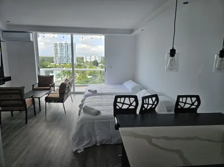 Newly remodeled Town Center condo Resort. Saltwater pool and water slide LUXURY Отели рядом с достопримечательностью «Playa Farallón»