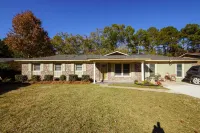 Renovated 4 bd, 2 ba Centrally located, mins to downtown, JBC, Airport <br> Hôtels à proximité de : Velocity Air Sports