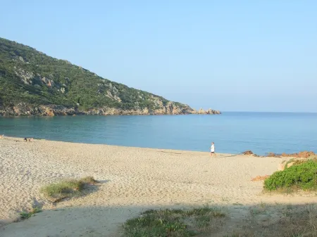 Apartment ideally located facing the sea, on the beach of Tizzano in Southern Corsica