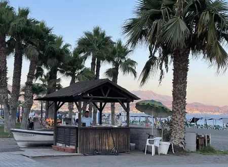 4 person vacation home with stunning sea and mountain views! Отели в г. Саялонга