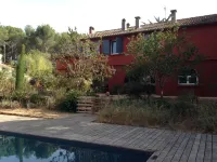 Provencal property with swimming pool in a wooded area, access to the sea by bike