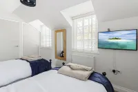 A modern and cosy apartment just yards from Brixham’s bustling harbourside Hotel a 