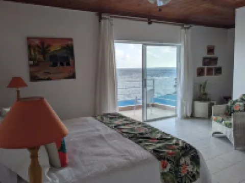 Sapphire Reef Villa, Ocean Front on a Protected Reef, Pool, Staffed, Private