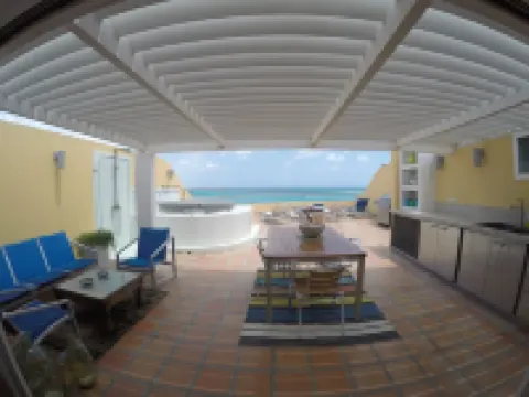 Spacious Penthouse in Paradise, Huge Villa ~ Eagle Beach, rooftop hot tub!