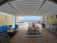 Spacious Penthouse in Paradise, Huge Villa ~ Eagle Beach, rooftop hot tub!